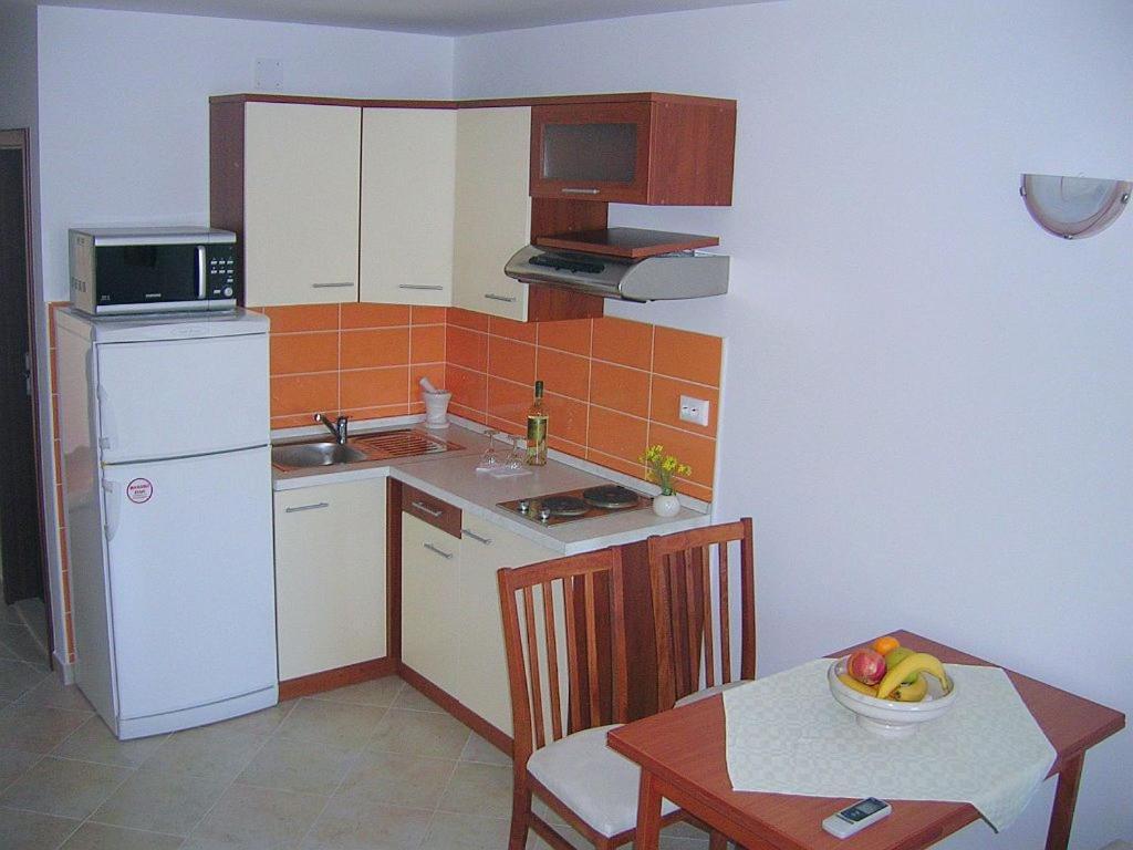 Apartments Villa La Riva - Seafront Accommodation Sutivan Buitenkant foto