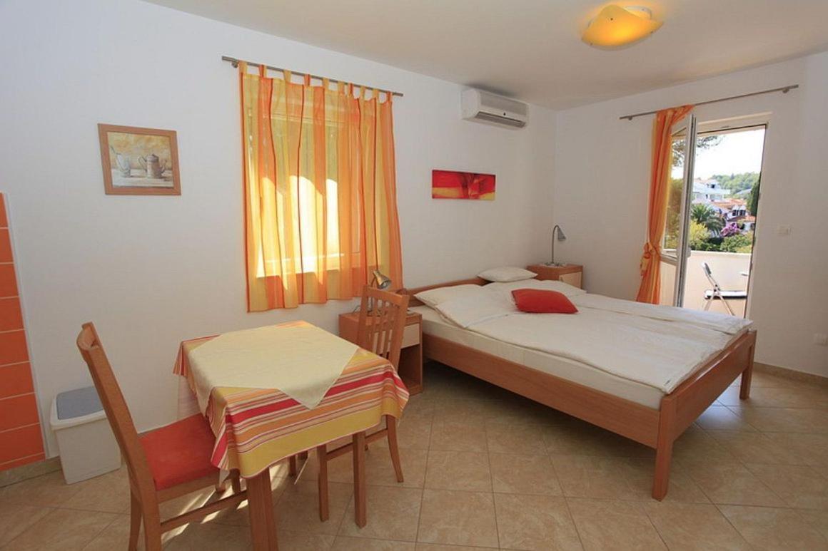 Apartments Villa La Riva - Seafront Accommodation Sutivan Buitenkant foto